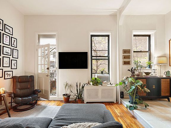 3rd image of 322 W 104th St