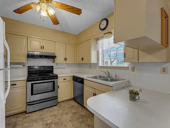 3rd image of 901 N Hill Street