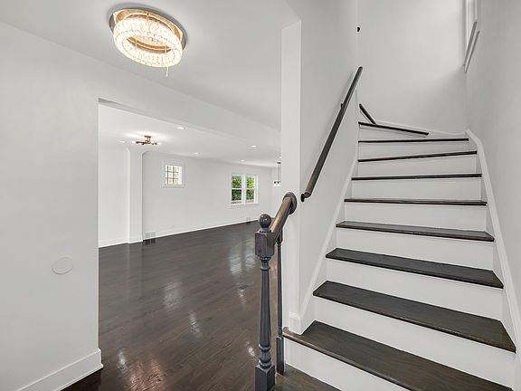 4th image of 2744 W Catalpa Ave