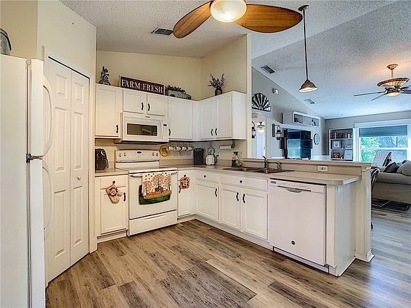 5th image of 355 Napoleon Dr