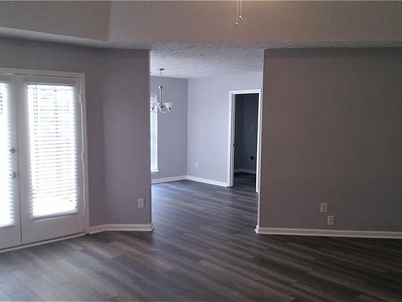 5th image of 3710 Royal Crest Dr