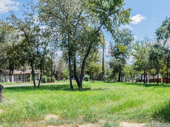 4th image of 1810 Hackberry Hill