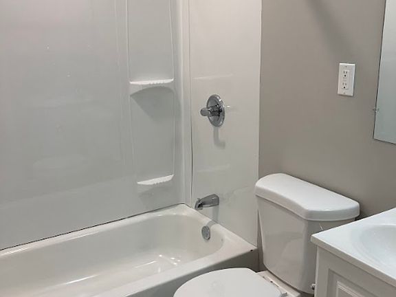 3rd image of 5207 Woodland Ave #1R