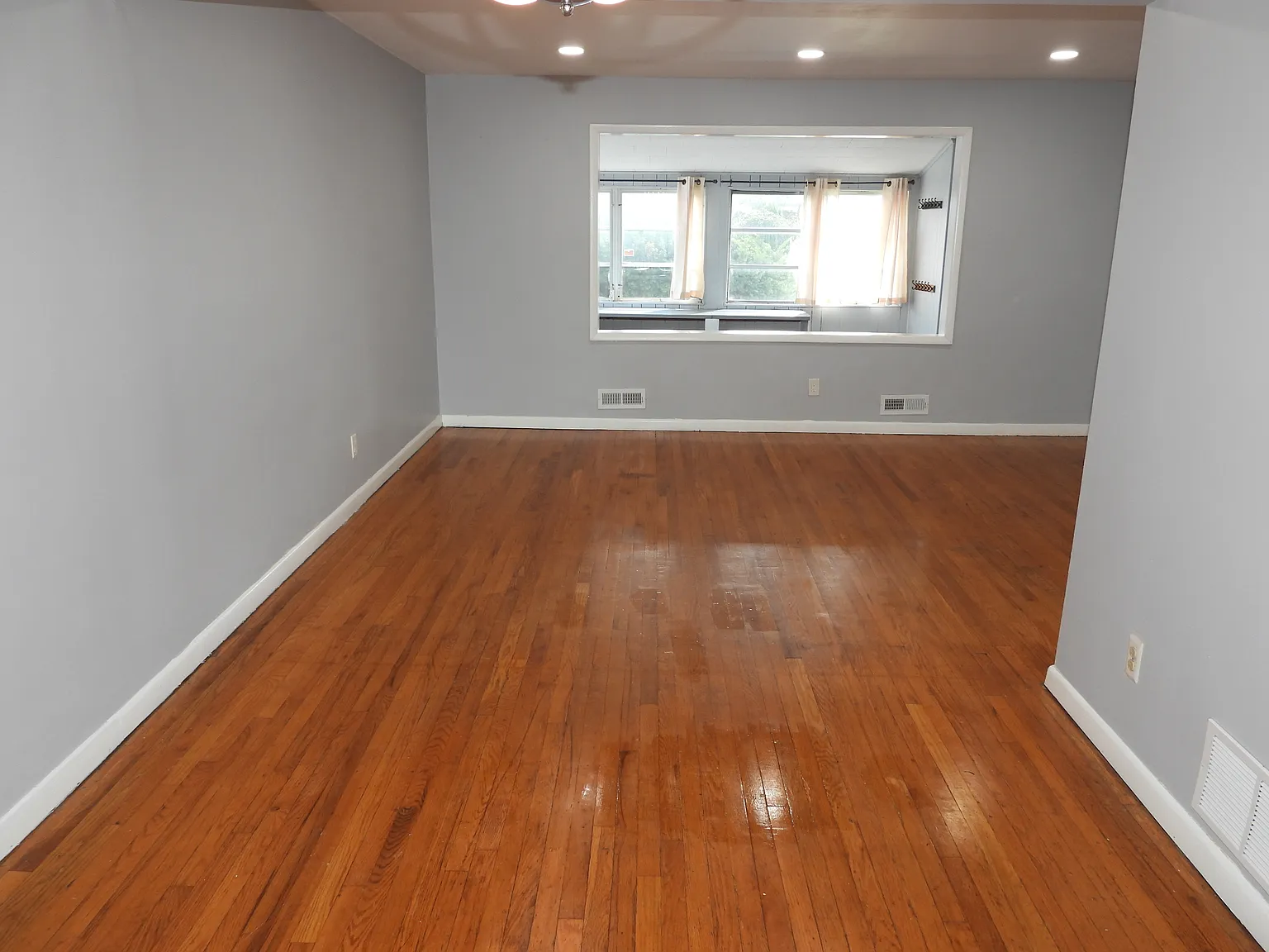 3 bed, 1.5 bath, 1742 sqft, $3,800 — Photo 3