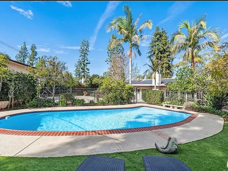 24316 Burbank Blvd — Photo 23