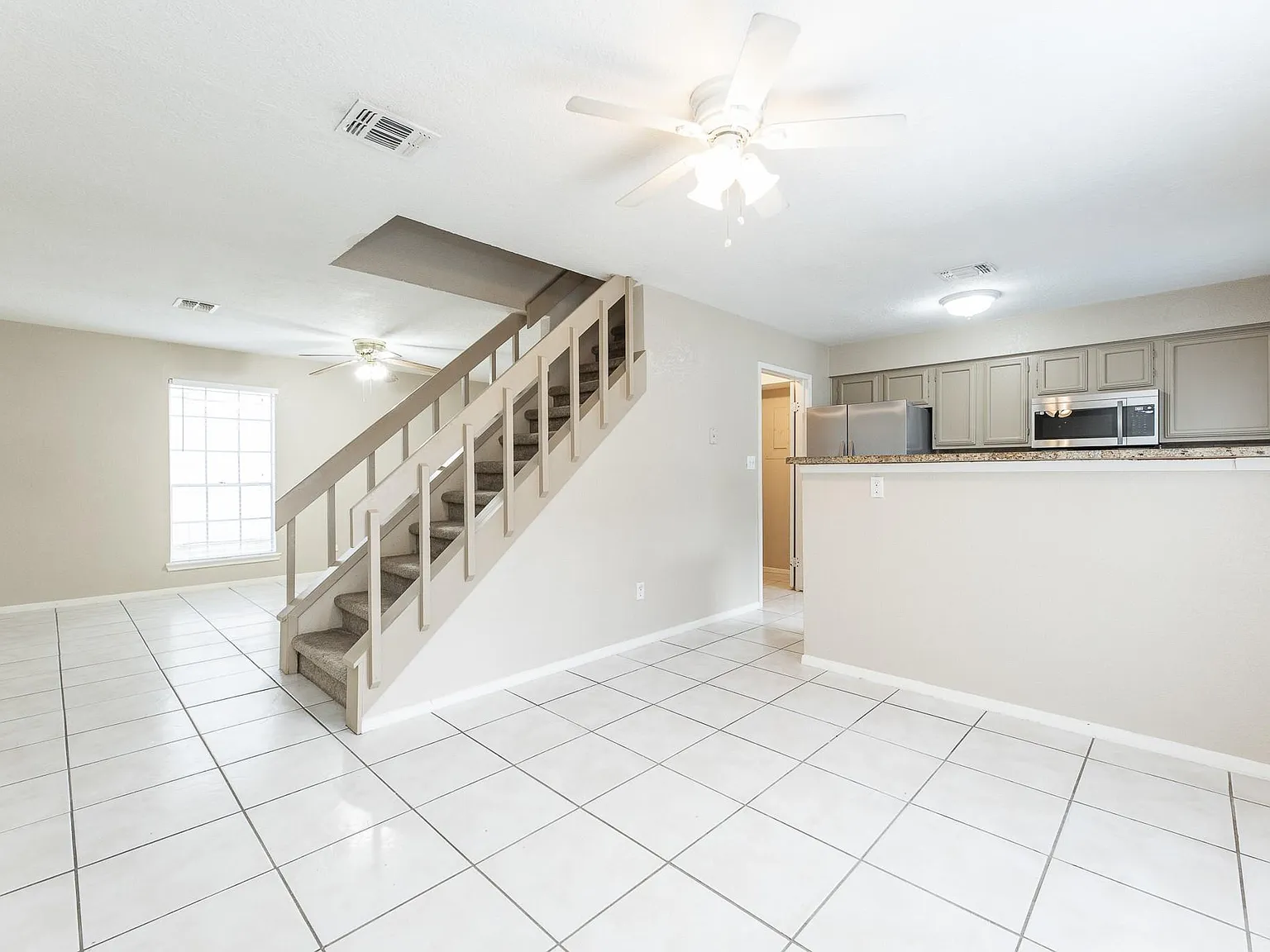 2 bed, 1.5 bath, 1300 sqft, $1,650 — Photo 3