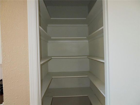 5th image of 2527 Emerald Dr