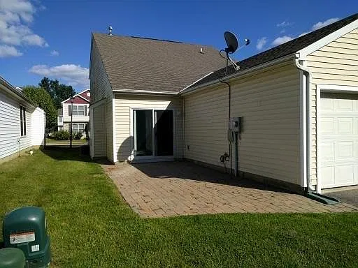 4 bed, 2.5 bath, 1949 sqft, $2,450 — Photo 3