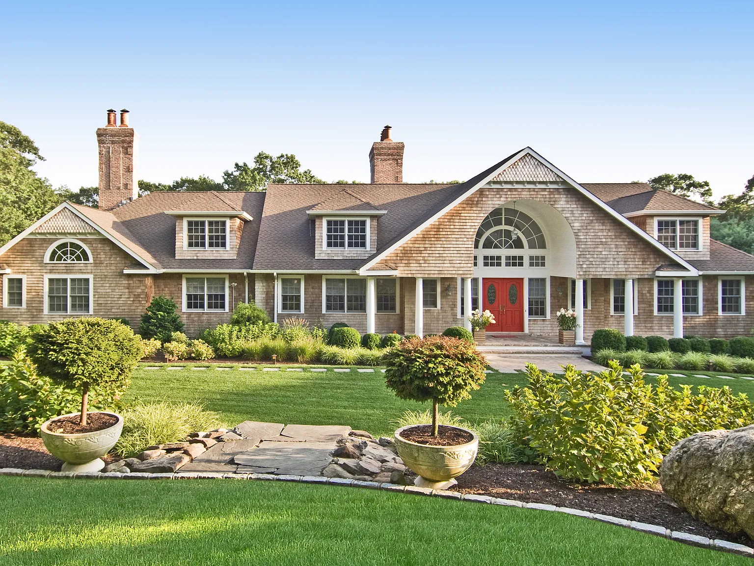 Southampton Retreat with Resort Backyard — Photo 4