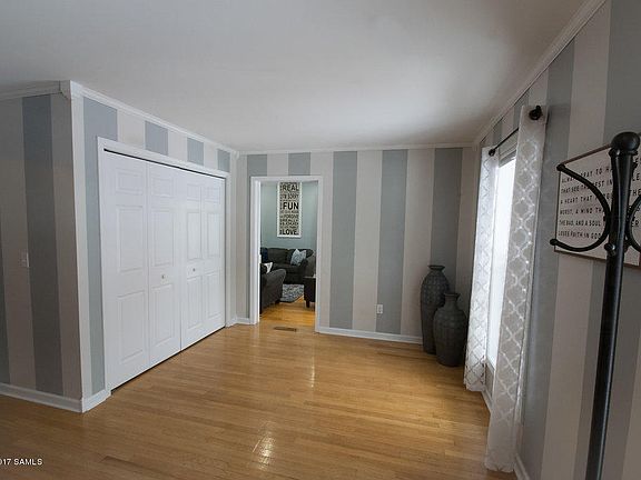 4th image of 16 Hilton Dr