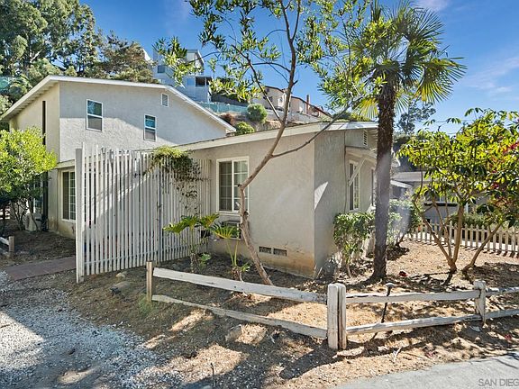 2nd image of 2821 N Arroyo Dr