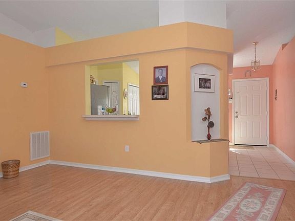 5th image of 151 Larchmont Dr