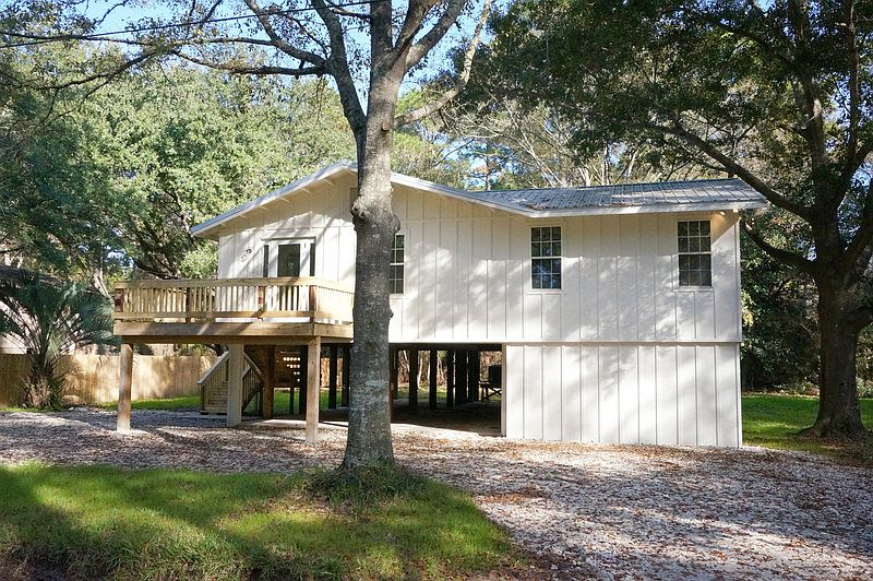 Welcome to your new home! : Lovely wrap around drive way!