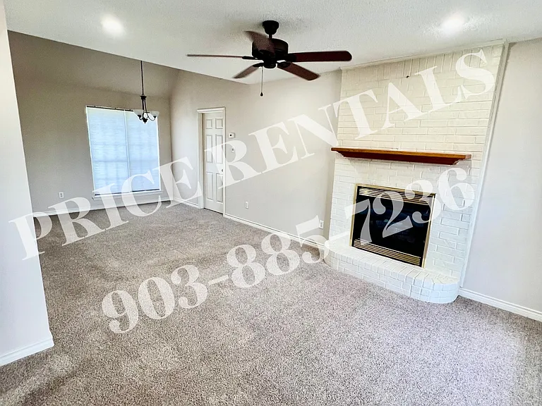 1709 Woodside Ln — Photo 2