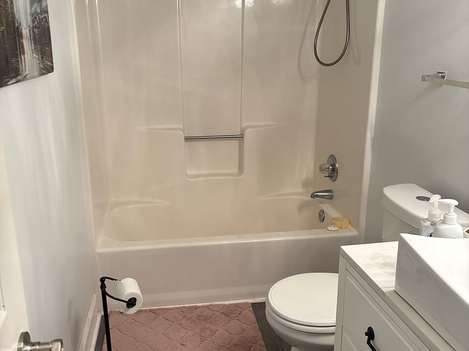 2nd image of 5599 Mountain Cres