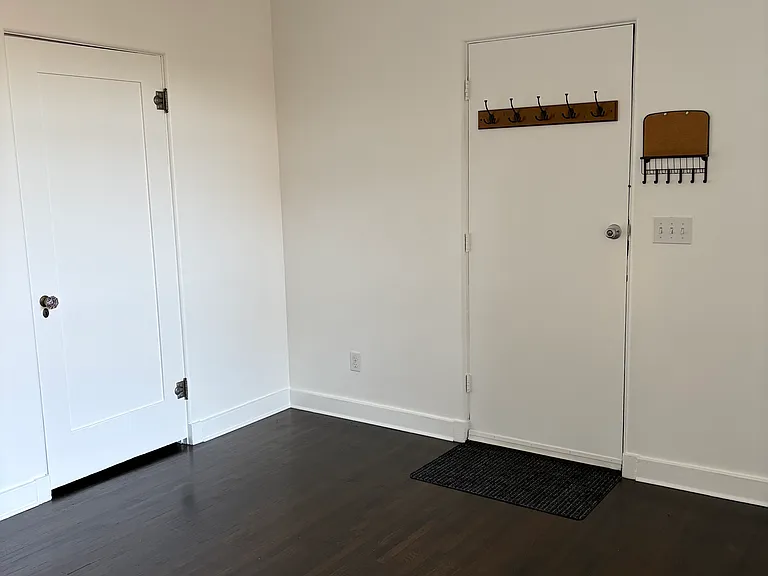 8416 1/2 Victoria Ave — Photo 5