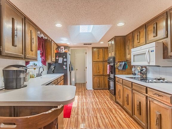 4th image of 5209 Redbud Ave