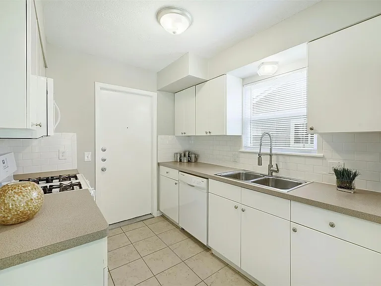 8527 Maine Dr — Photo 11