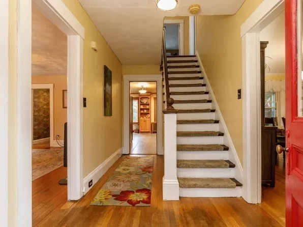 27 Elm St, Leominster, MA 01453