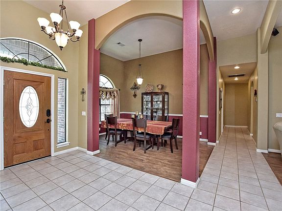 5th image of 402 Carriage Oaks Dr