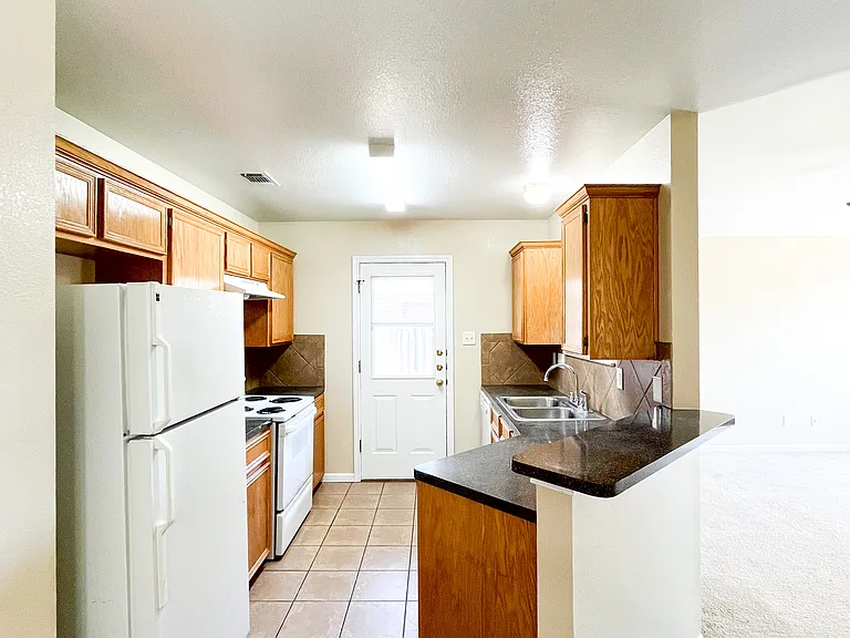 1303 Nicholas Cir #B — Photo 8