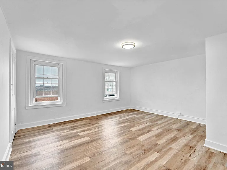 28 W Airy St — Photo 13