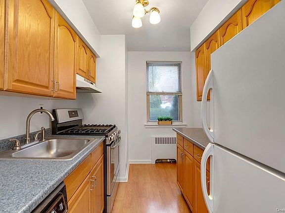 5th image of 10 Bryant Cres #10E