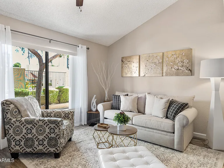 719 E Lola Dr — Photo 10