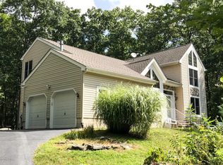 104 Falcon Ct, Hawley, PA 18428