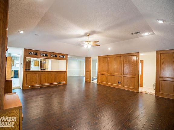 5th image of 400 Broadmoor Dr
