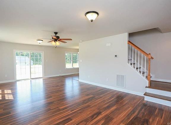 5th image of 805 Yellowstone Dr