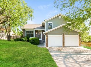 402 Amesbury Dr, Smithville, MO 64089