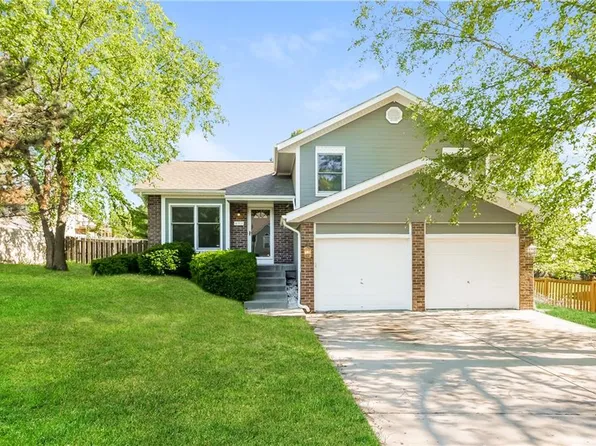 402 Amesbury Dr, Smithville, MO 64089