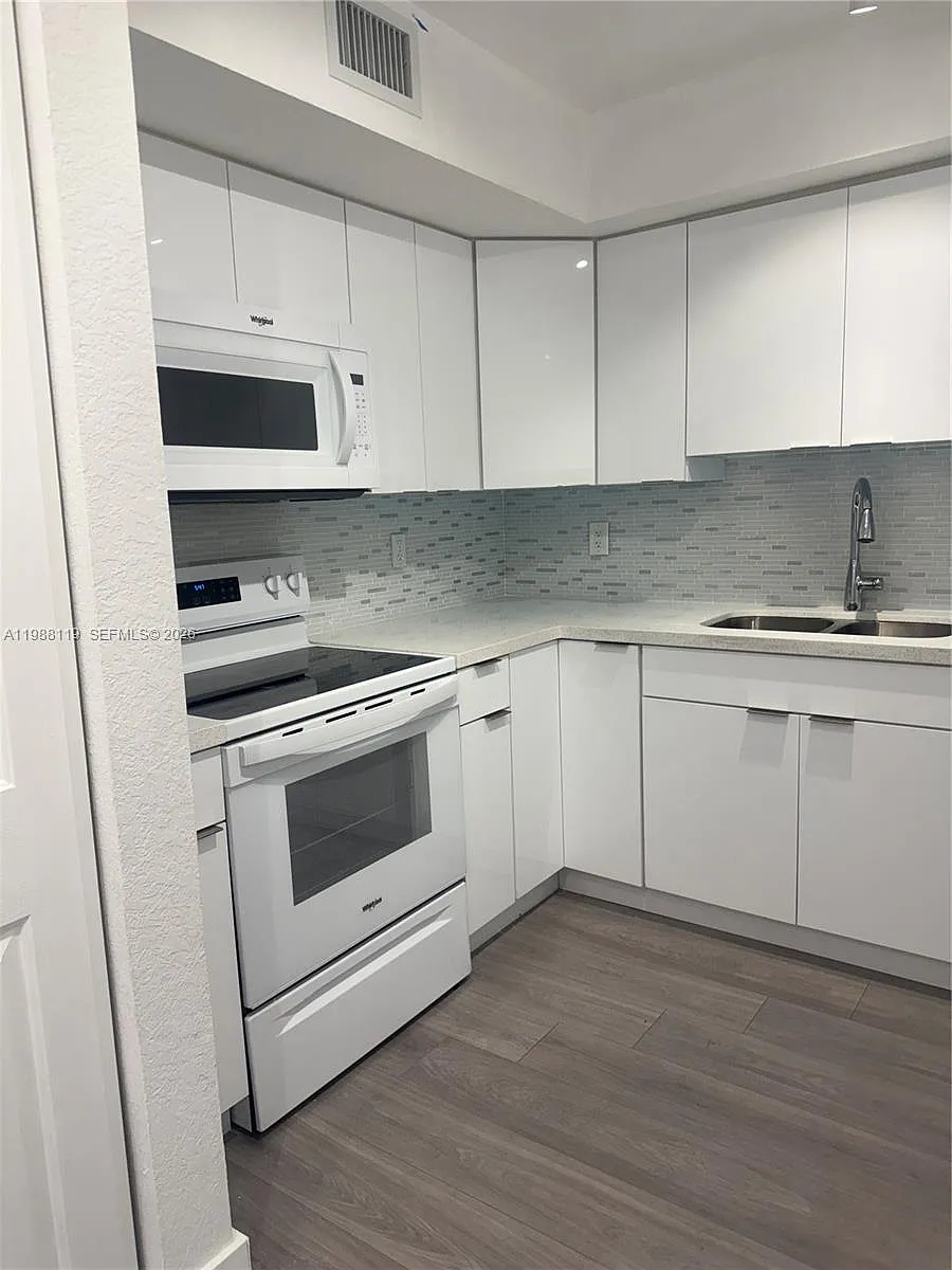 Building Photo - 2120 W Flagler St #203