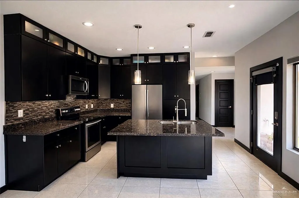 4 bed, 2.5 bath, 1704 sqft, $2,222 — Photo 2