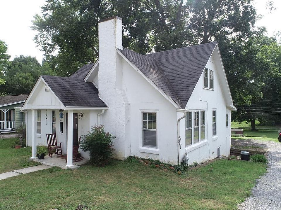 1st image of 211 Clay St