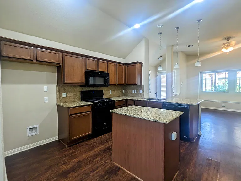 242 Rock Bluff Ln — Photo 6