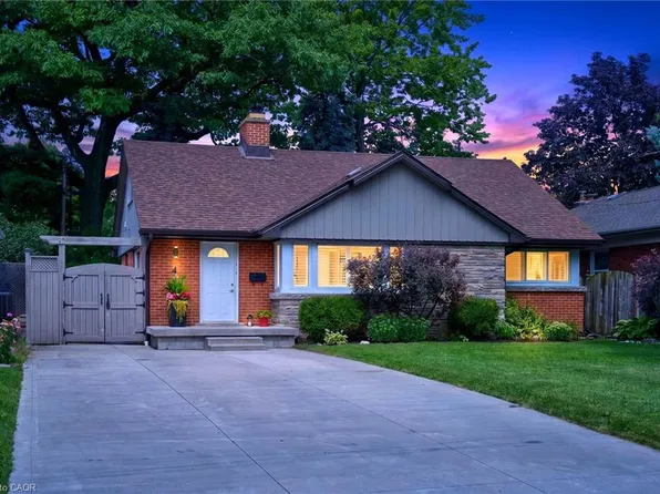 4 Compton Pl, Hamilton, ON L8T 3Y1