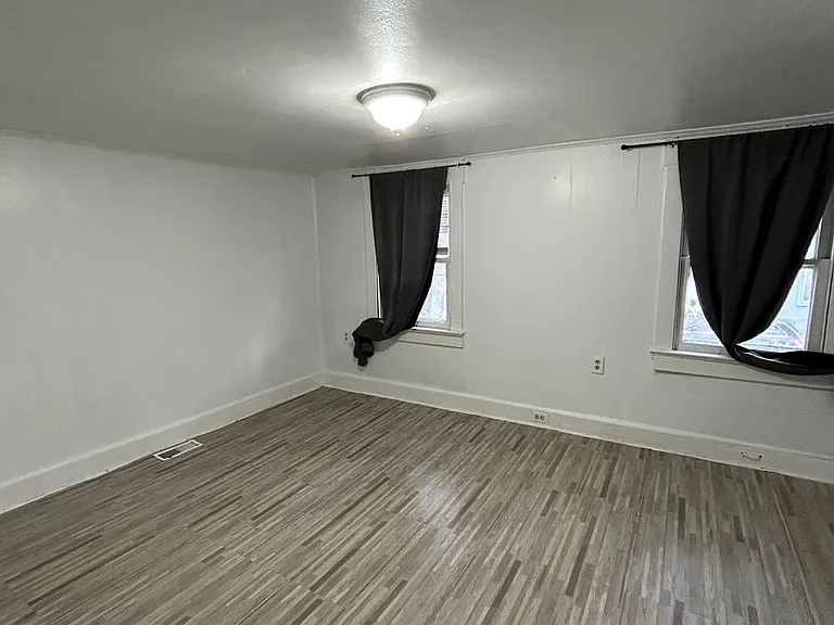 549 Lamberton St — Photo 12