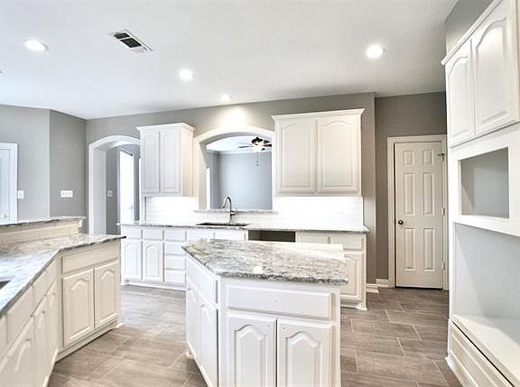 3rd image of 808 Parkwood Ct