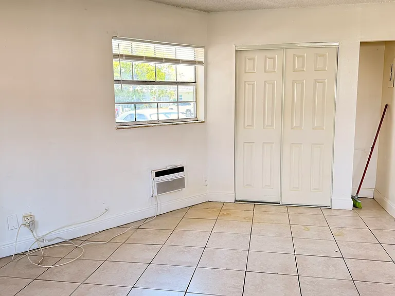 640 SW 9th Ct #7 — Photo 9
