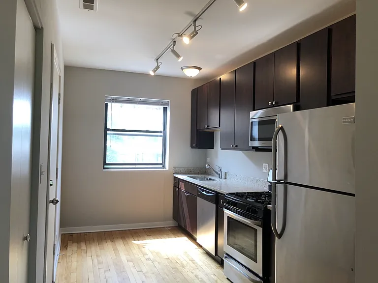 6704 N Artesian Ave — Photo 4