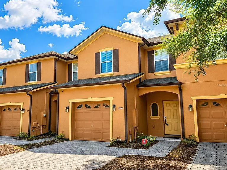1720 Retreat View Cir — Photo 1