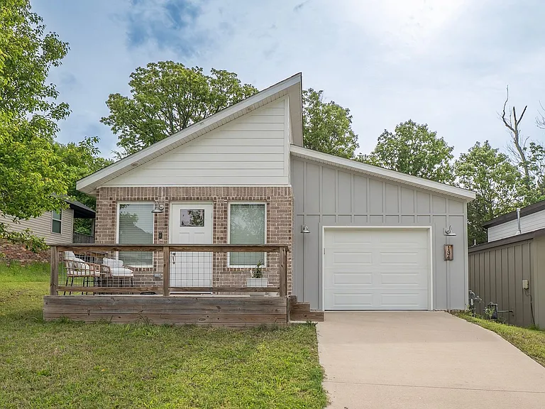 134 S Woodsprings Dr — Photo 1