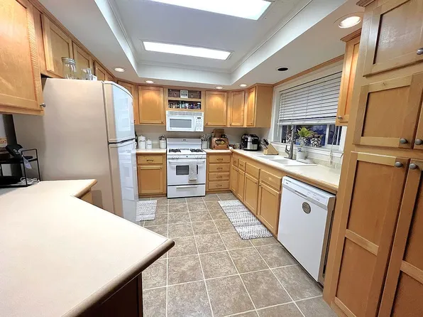 16053 Windsor Ln, Holly, MI 48442