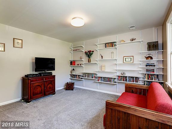 4th image of 722 Owens St