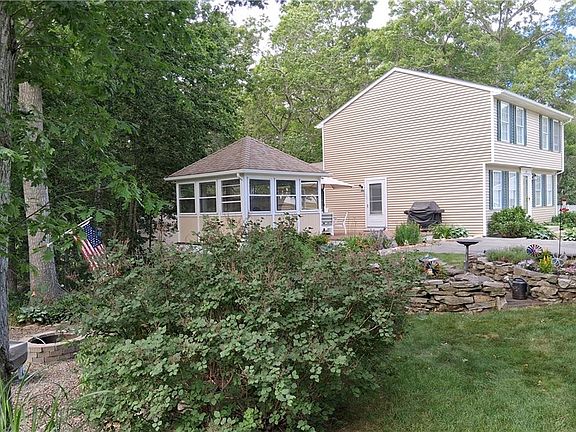 2nd image of 104 Peaked Rock Rd