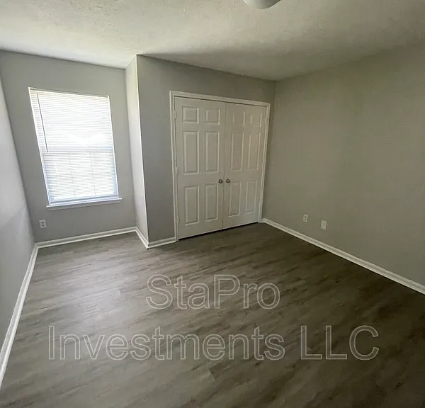 120 Village Pl — Photo 8