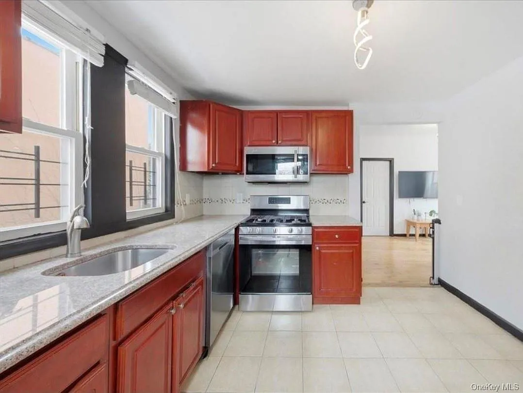 3 bed, 1.0 bath, 1800 sqft, $3,200 — Photo 2