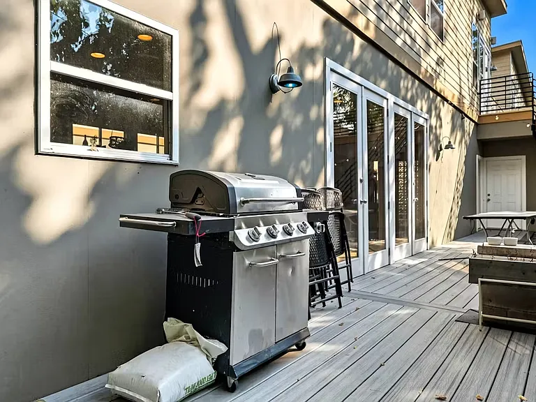 1608 Haskell St #B — Photo 12